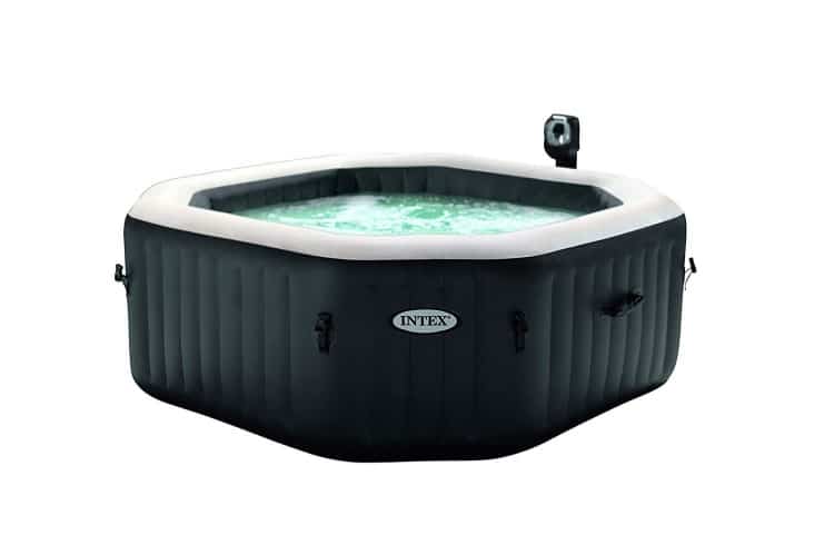 Aufblasbarer Whirlpool mit Salzwasser Aufblasbarer Whirlpool mit Salzwasser